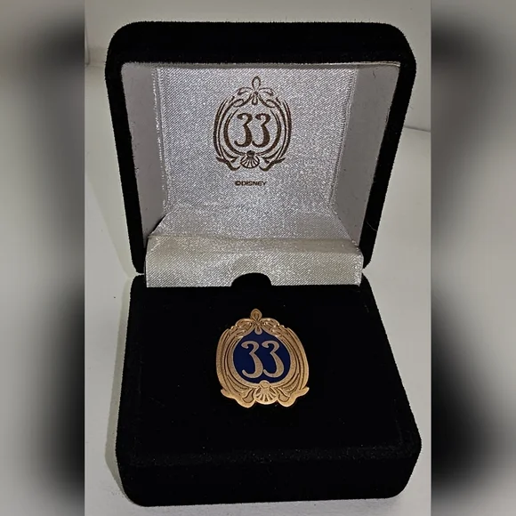 Disney Gold and Blue Club 33 Pin - Picture 1 of 7